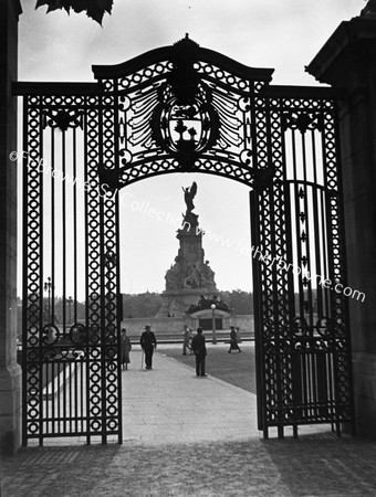 VICTORIA MONUMENT THROUGH GREEN PARK GATE